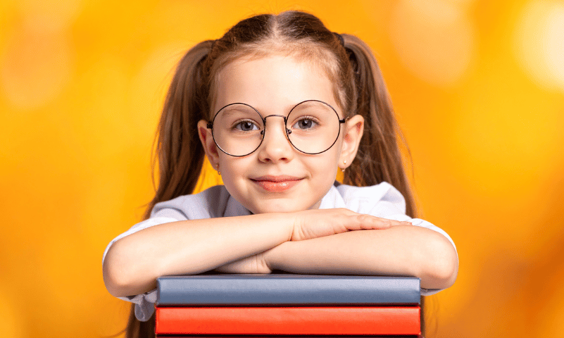 Miopía infantil: las señales que los padres pasan por alto y qué hacer antes de que acabe el curso