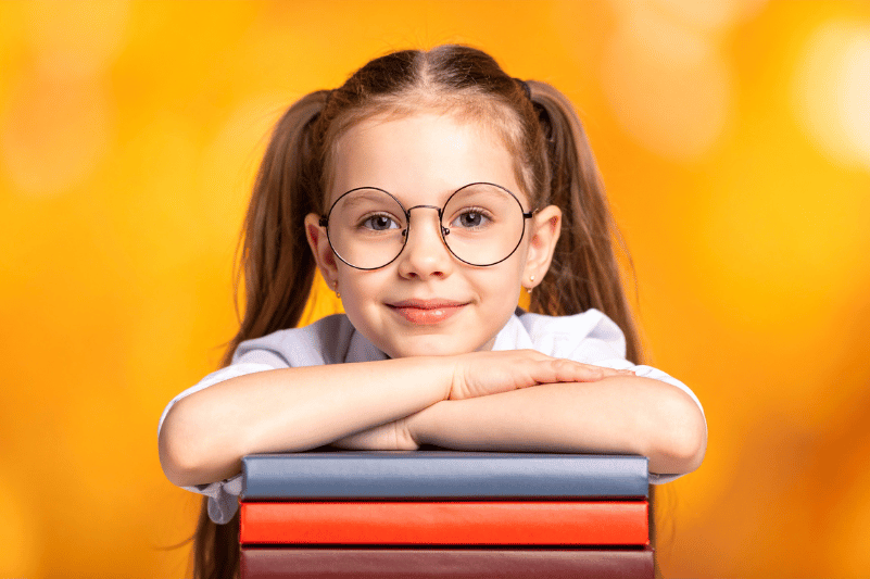 Miopía infantil: las señales que los padres pasan por alto y qué hacer antes de que acabe el curso